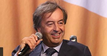 Vaccino Covid, l'annuncio di Burioni: "Ci siamo". C'è la data