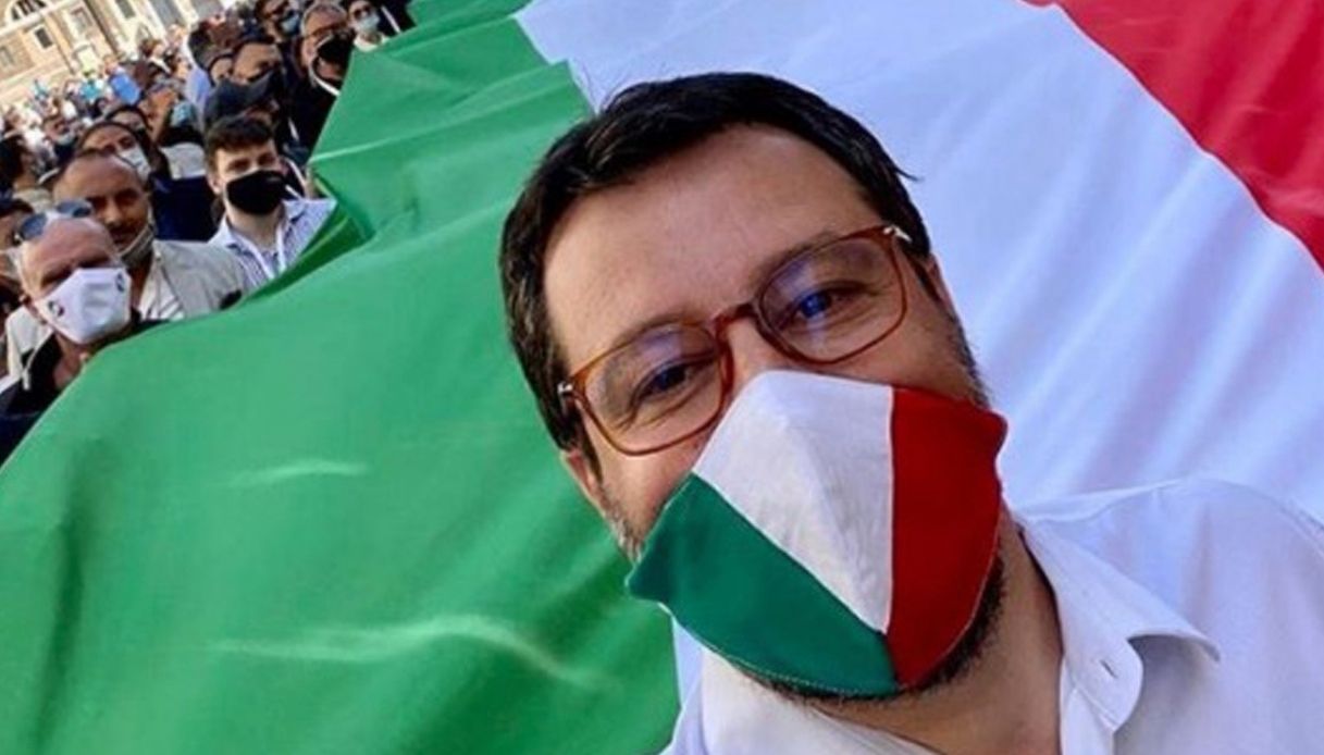 Salvini e la mascherina con i colori dell'Italia