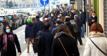 Milano e Torino, folla in strada