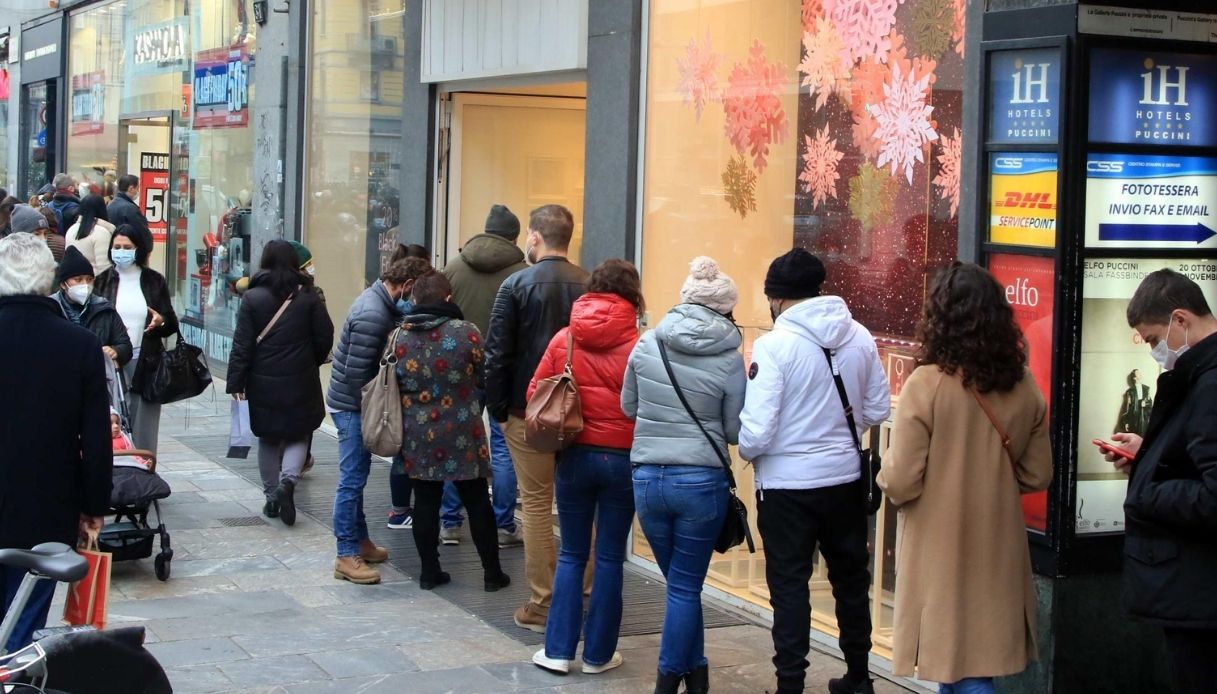 Milano e Torino, folla in strada