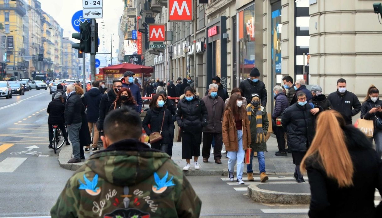 Milano e Torino, folla in strada
