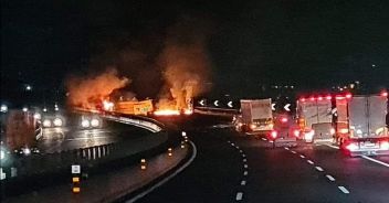 Incendio camion con esplosioni in A14 a Pesaro, un morto