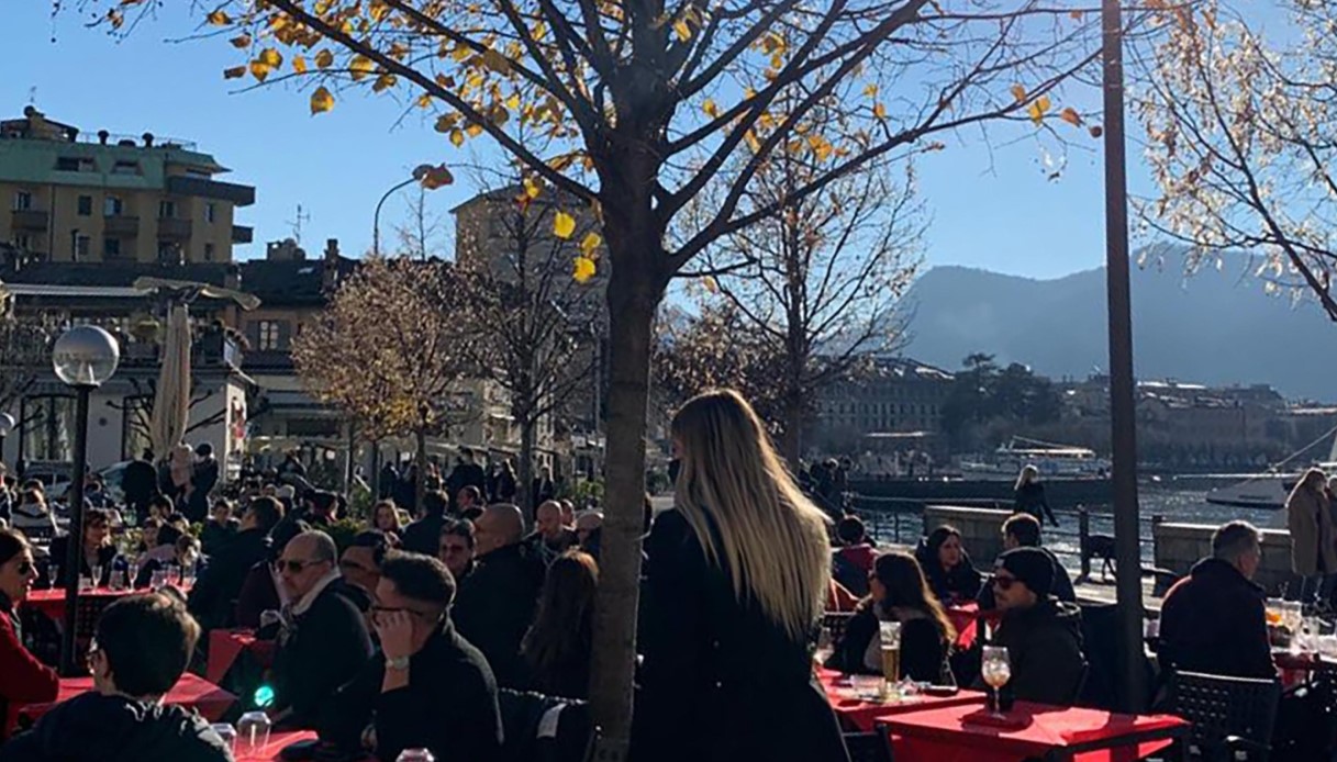 Zona gialla, lungolago di Como affollato