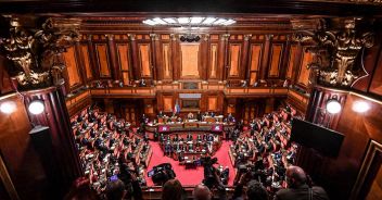 Trattative ancora in corso, i voti certi ora sarebbero 153