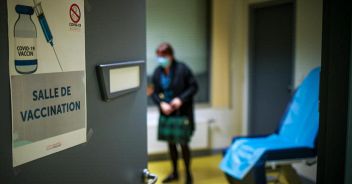 Impennate di contagi in Francia Si sospetta una nuova variante