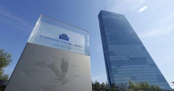 La Bce vede nero per la crescita e chiede deficit
