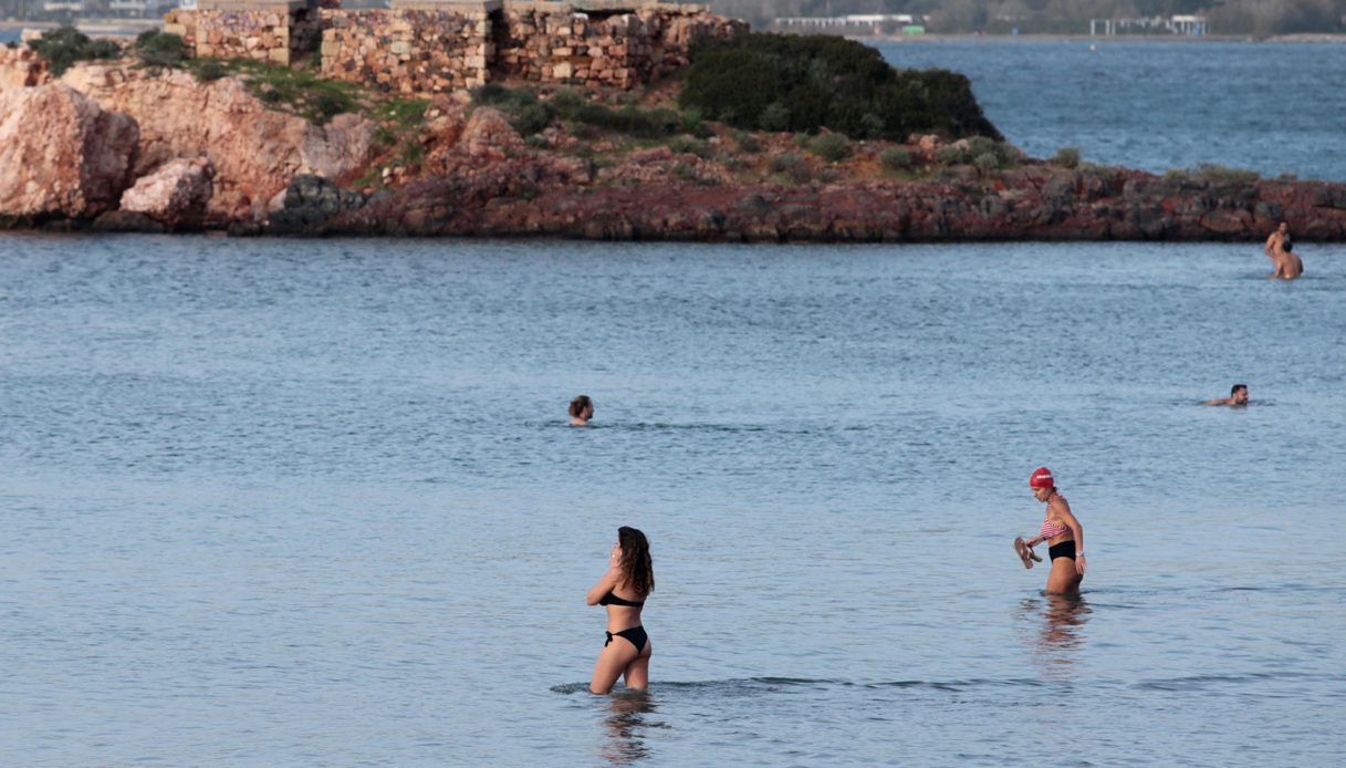 Caldo anomalo in Grecia: spiagge prese d'assalto in lockdown