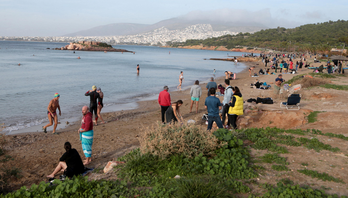 Ad Atene 22 gradi, timore per gli assembramenti