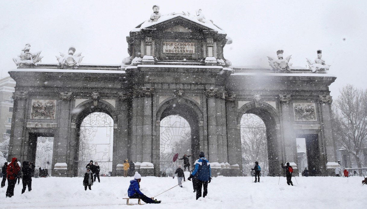 Eccezionale tempesta di neve a Madrid: le immagini