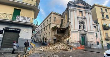 Napoli, crolla facciata della chiesa