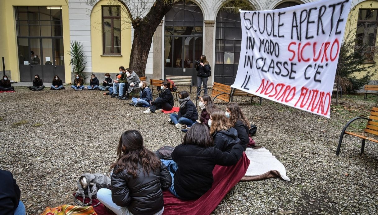 Liceo occupati a Milano, la protesta degli studenti contro la dad