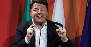 Crisi di governo, la mossa di Renzi: "Rischio l'osso del collo"