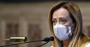'Vacca e scrofa', docente insulta Meloni. Poi le scuse