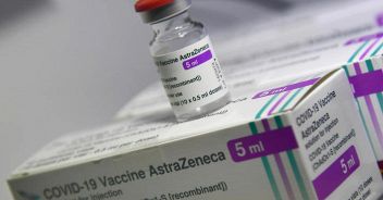 AstraZeneca: oltre 200 milioni di dosi al mese entro aprile
