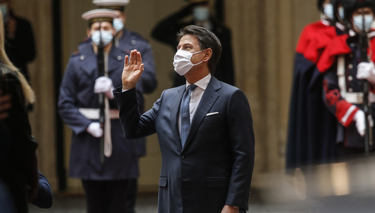 Conte lascia Palazzo Chigi: dipendenti applaudono dalle finestre