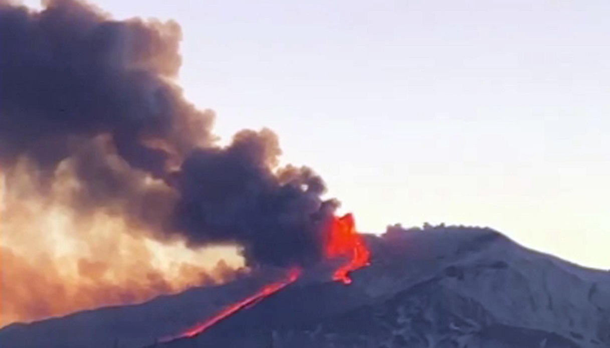 16 febbraio 2021: l'Etna erutta.