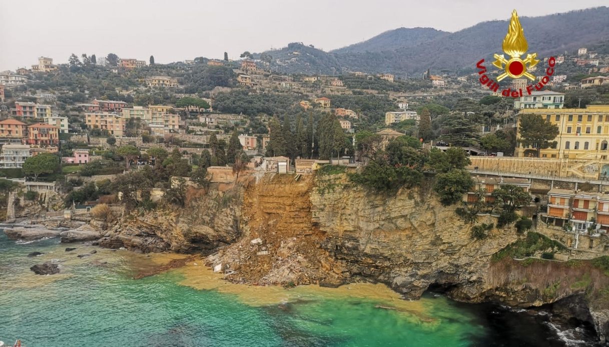 Frana un cimitero, centinaia di bare in mare: le immagini