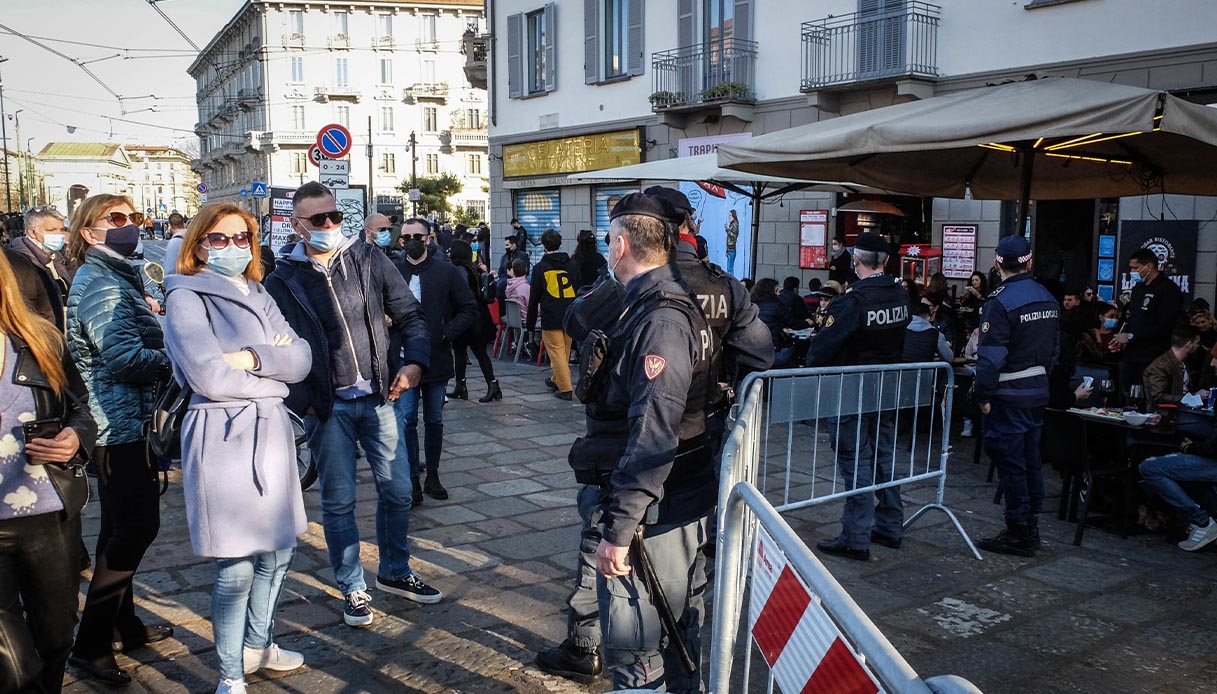 Milano, il giorno dopo gli assembramenti: Navigli a numero chiuso