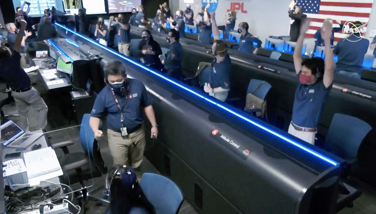 Perseverance atterra, ovazione alla Nasa