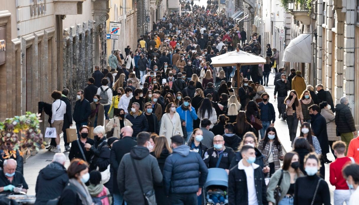 Roma, folla nel primo weekend giallo: vie dello shopping chiuse