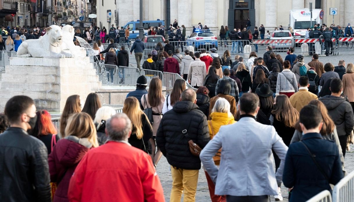 Roma, folla nel primo weekend giallo: vie dello shopping chiuse