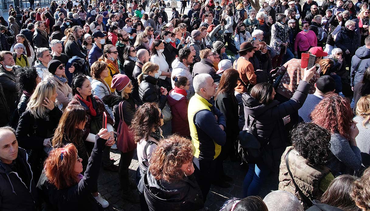 Covid, manifestazione no mask a Torino: 40 multe e una denuncia