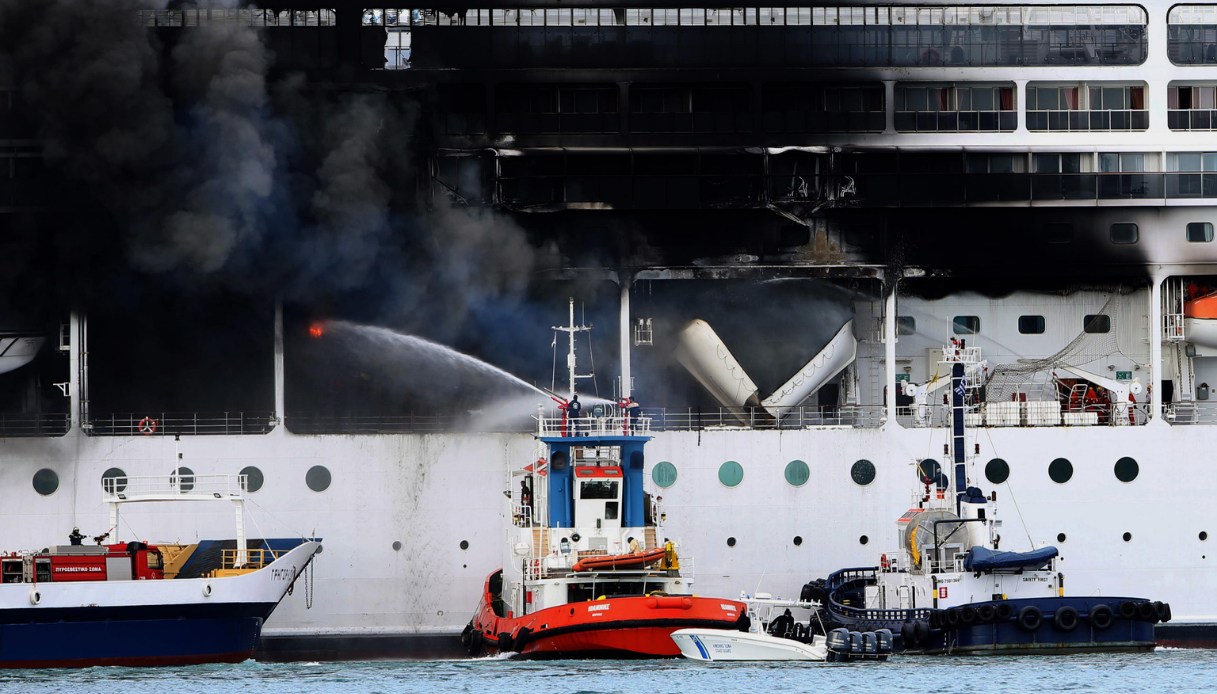 Scoppia incendio sulla Msc Lirica, tutti in salvo: l'intervento
