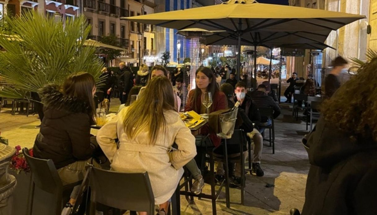 Sardegna, prima serata in zona bianca: ristoranti pieni