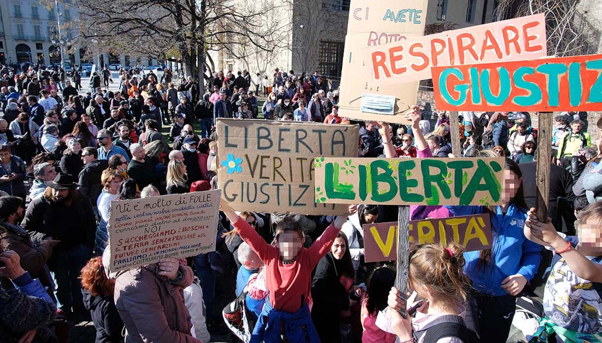 Covid, assembramenti per la manifestazione no mask a Torino