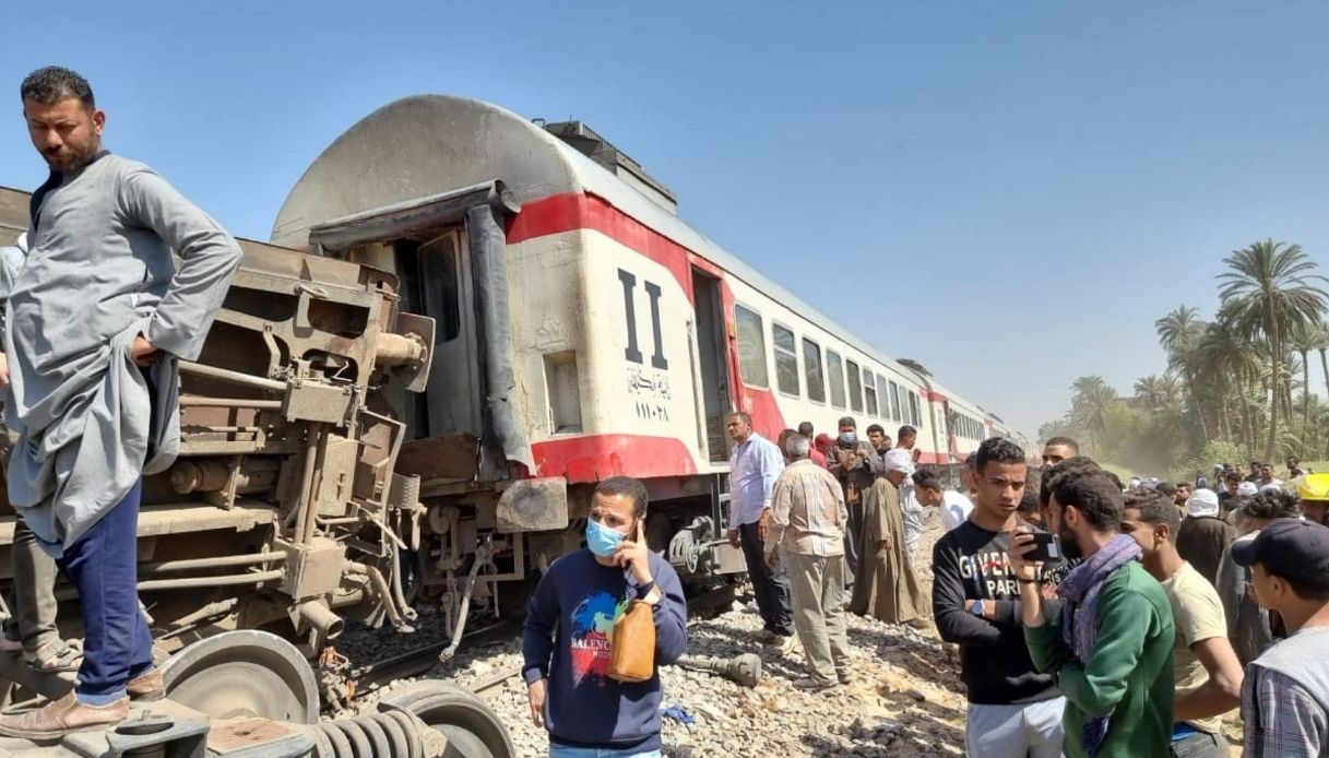 Egitto, scontro tra due treni: vagoni deragliati. Morti e feriti
