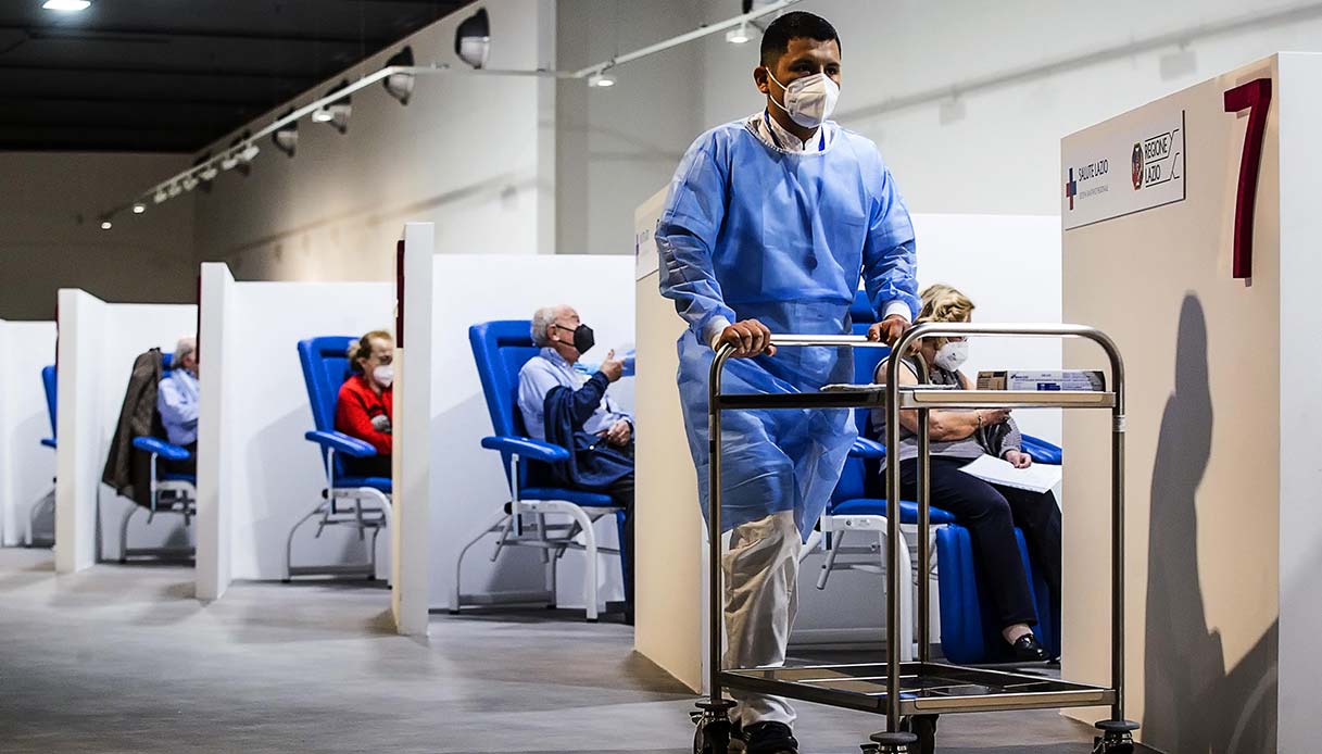 Vaccino AstraZeneca: cosa dice il nuovo foglietto illustrativo