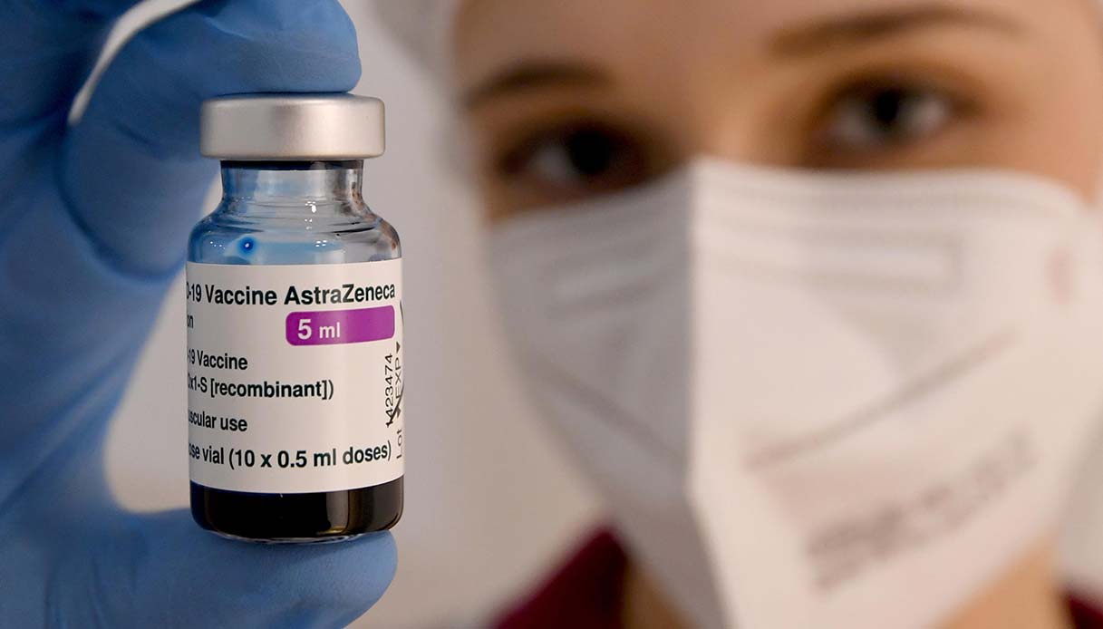 Covid: cosa succede ora con lo stop del vaccino AstraZeneca