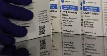 Vaccini: Janssen, plausibile ruolo causale in rare trombosi