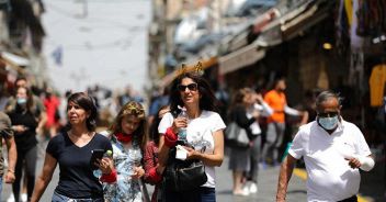 Israele, addio alla mascherina Resta l'obbligo al chiuso