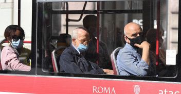 Covid, tracce di virus su bus e treni: le superfici a rischio