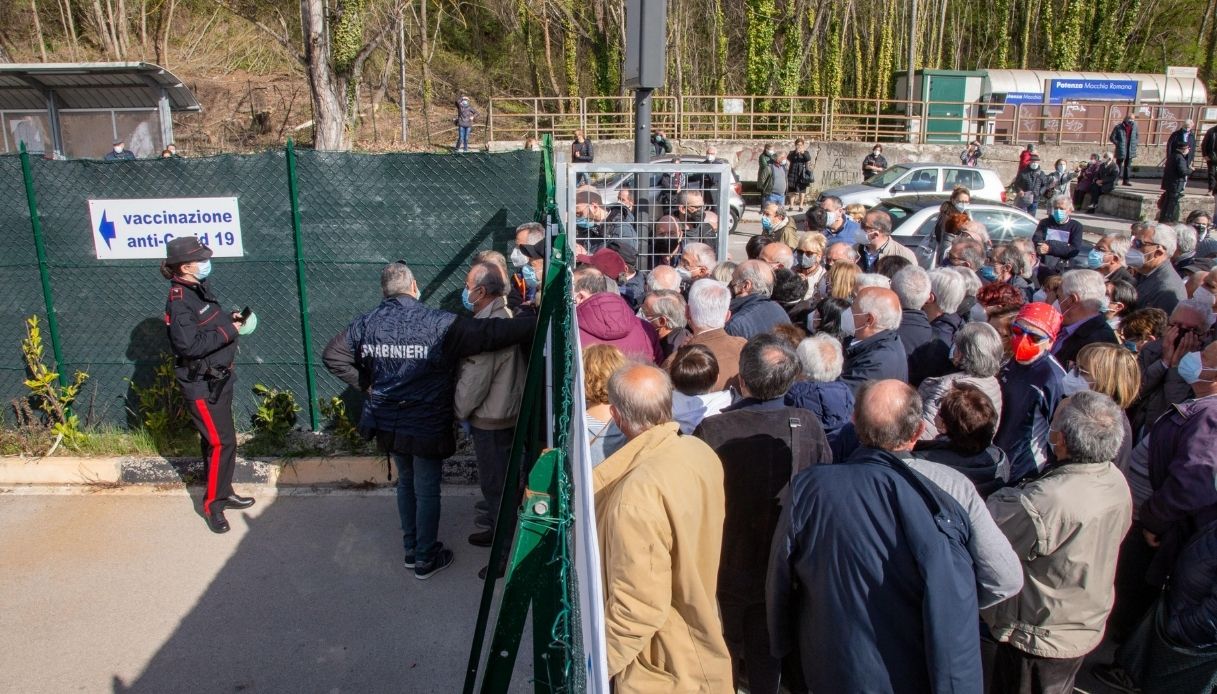 Basilicata, vaccino senza prenotazione: in centinaia assembrati
