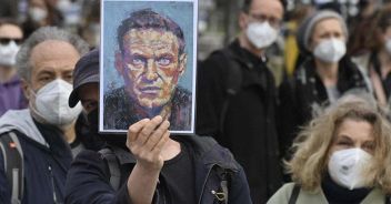 Russia, Navalny visitato dai medici civili fuori dal carcere
