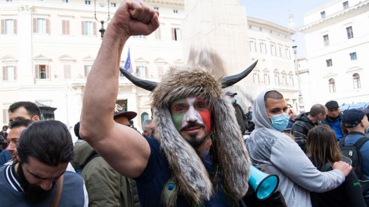 Chi è il sosia italiano dello sciamano Jake Angeli a Capitol Hill | VirgilioNotizie