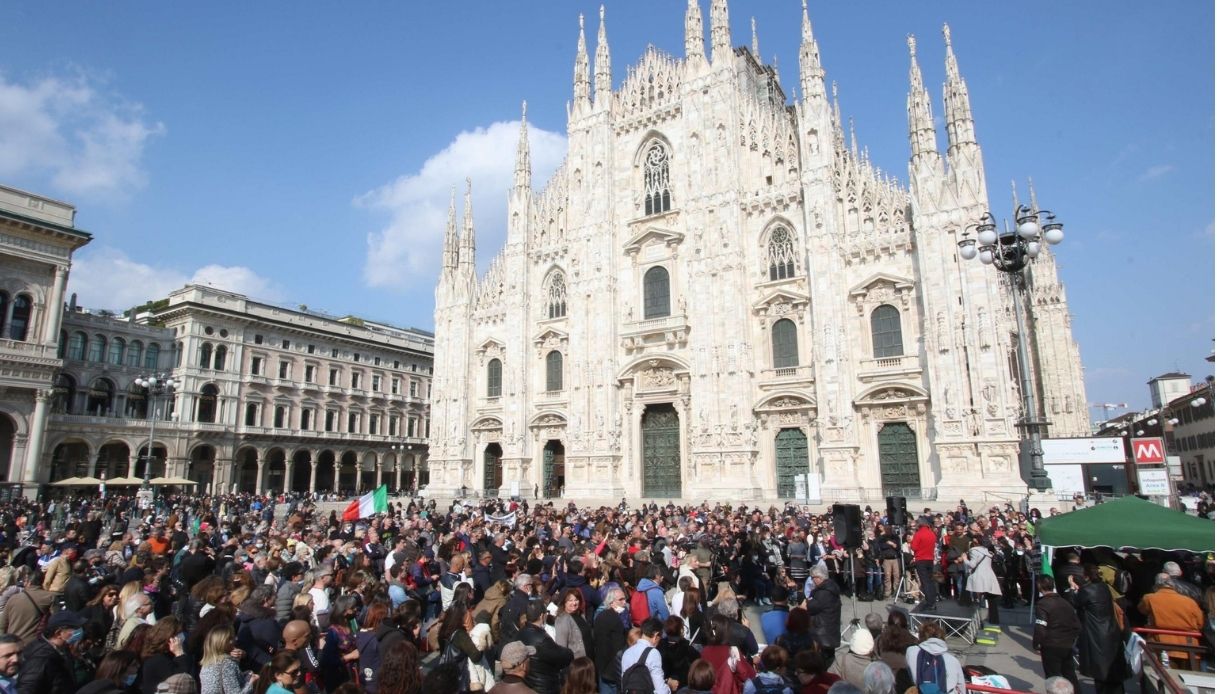 Milano, assalto no vax in Duomo