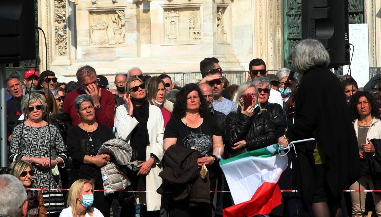Milano, assalto no vax in Duomo