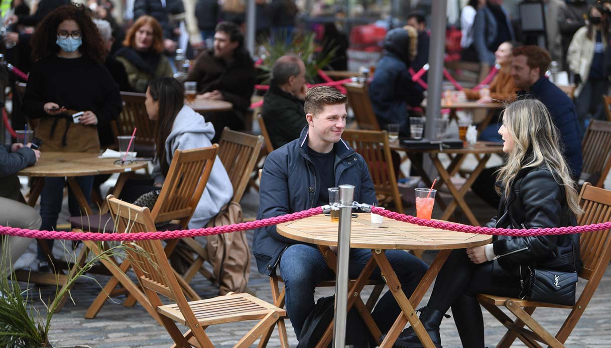 Le Regioni hanno sottoposto al Governo una bozza delle linee guida per le riaperture. Le nuove misure per far ripartire ristoranti, bar, palestre, piscine, cinema e teatri devono passare al vaglio della cabina di regia. A prescindere dalle valutazioni degli esperti e dell'esecutivo, le proposte dei governatori saranno difficilmente realizzabili prima di maggio, considerando anche la situazione in bilico in molte regioni che potrebbero vedere confermata la zona rossa. Ne dà notizia l'Adnkronos.