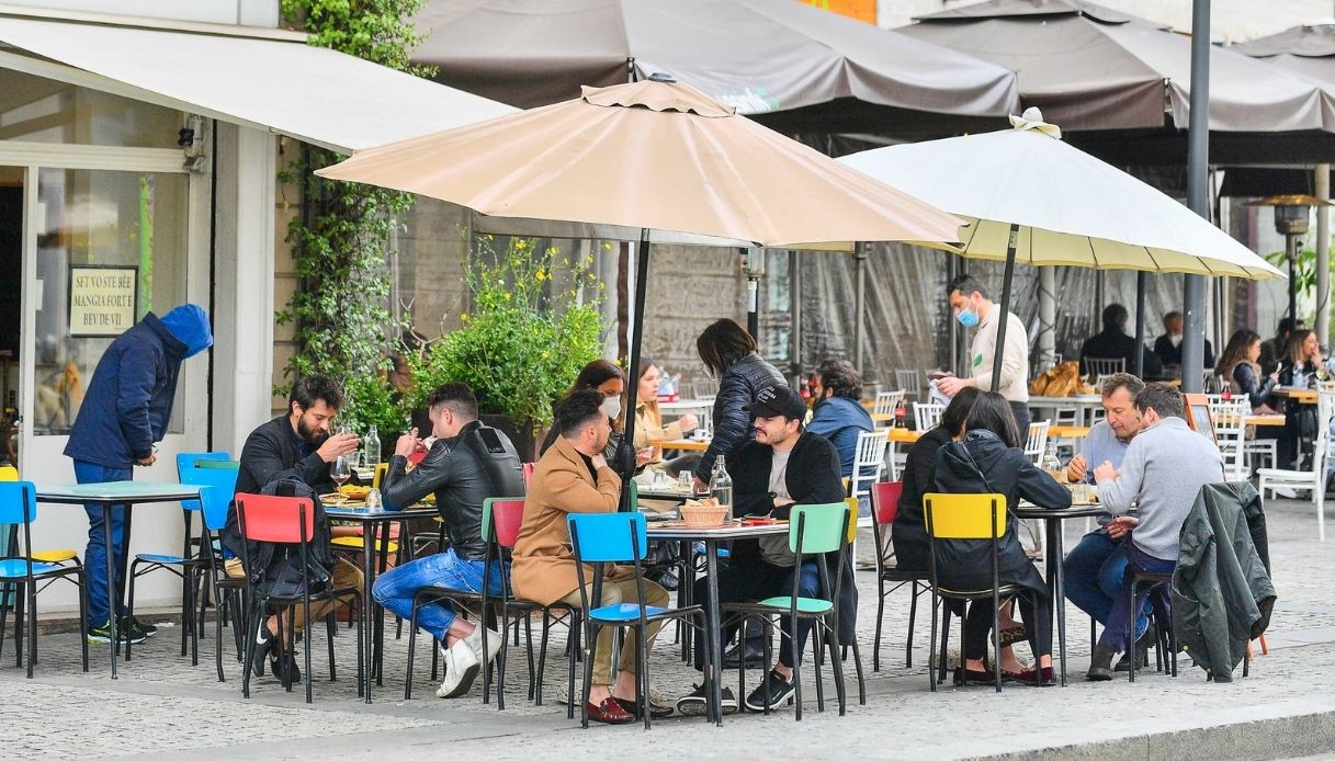 Zona gialla, le città ripartono: bar e ristoranti aperti