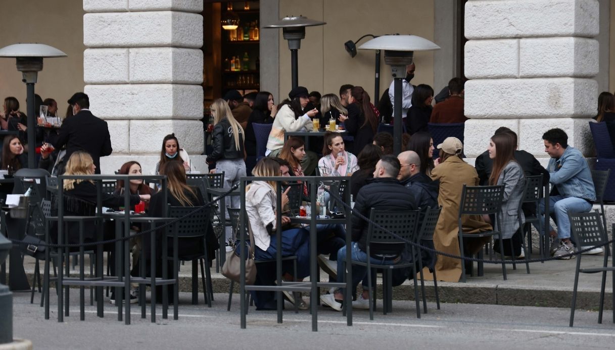 Zona gialla, le città ripartono: bar e ristoranti aperti