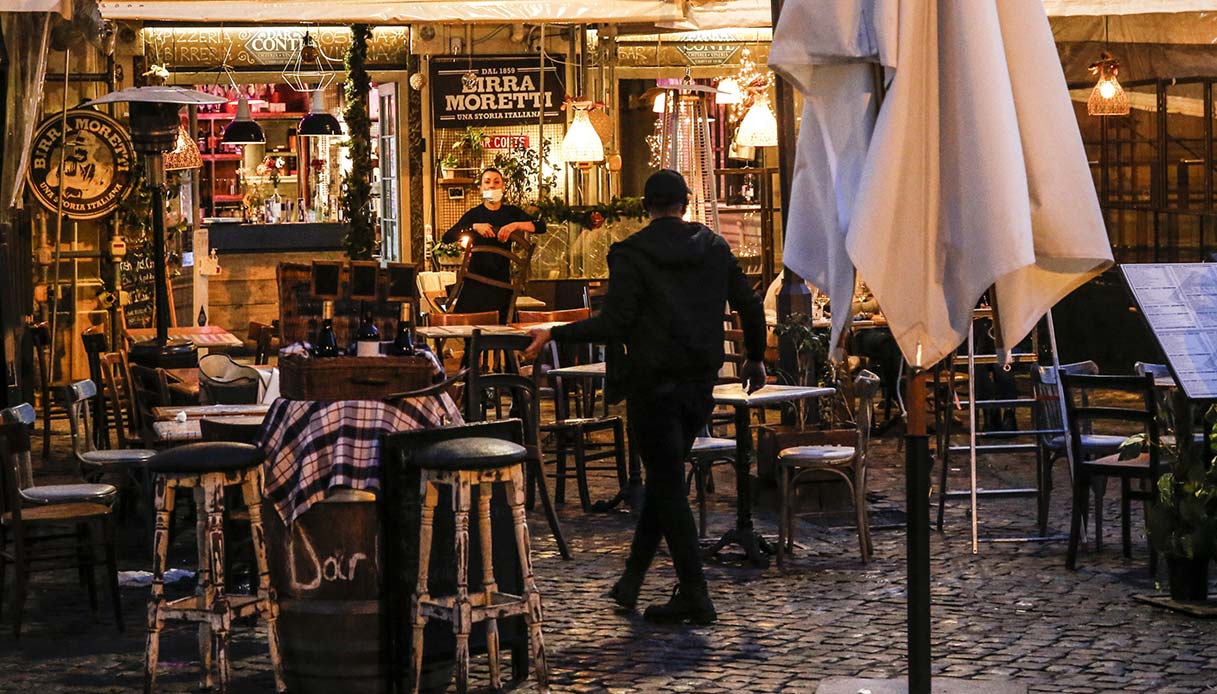 Covid, riapertura dei ristoranti anche a cena: le linee guida