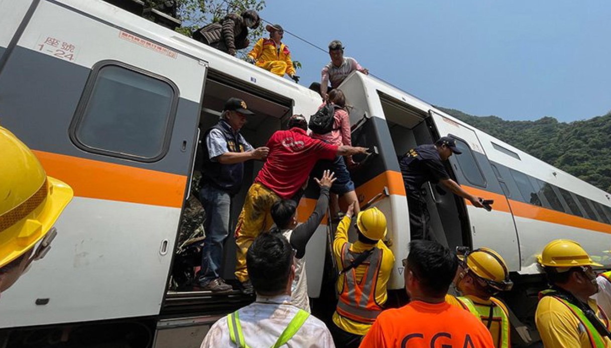 Taiwan, deraglia treno: a bordo 350 passeggeri