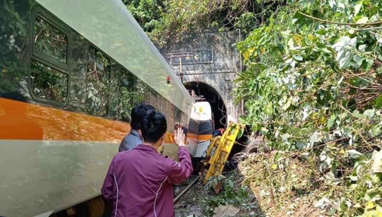 Taiwan, un treno deraglia in galleria