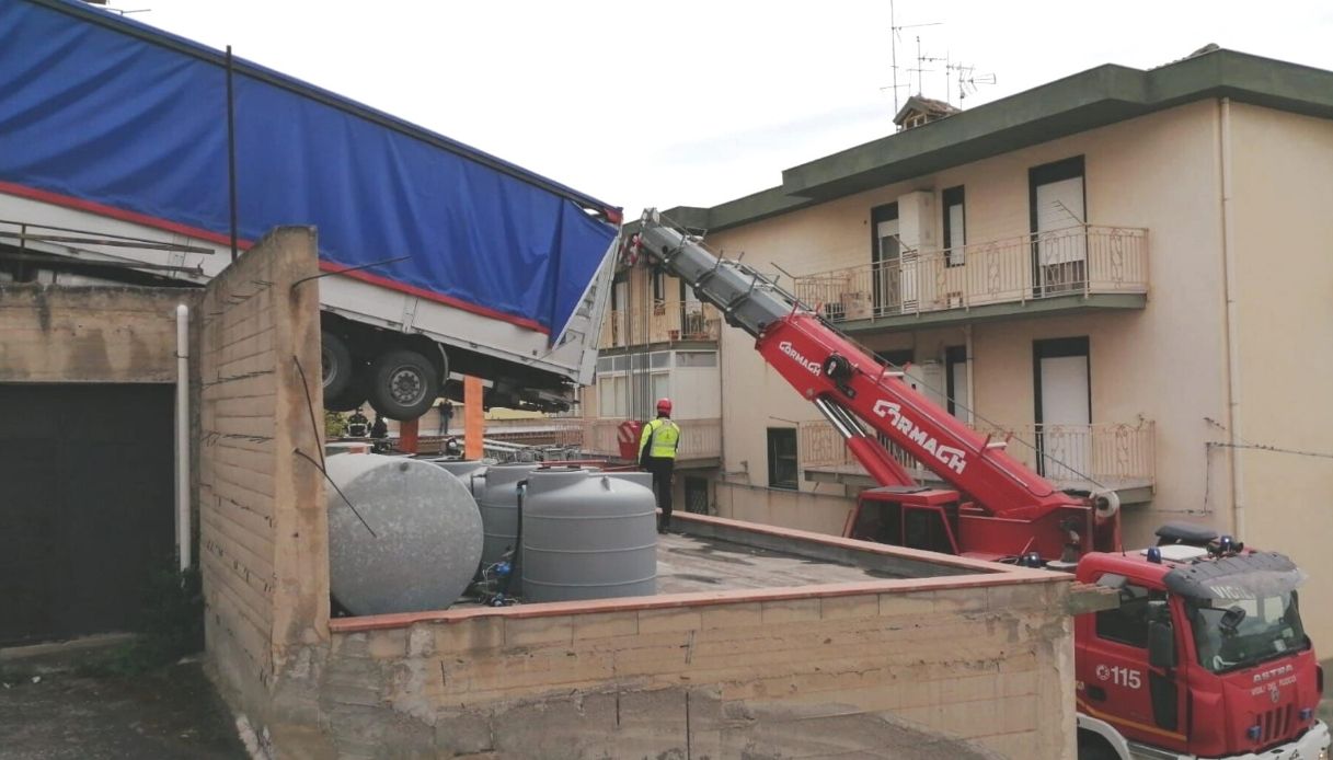Tir in bilico su un tetto a Caccamo, le immagini