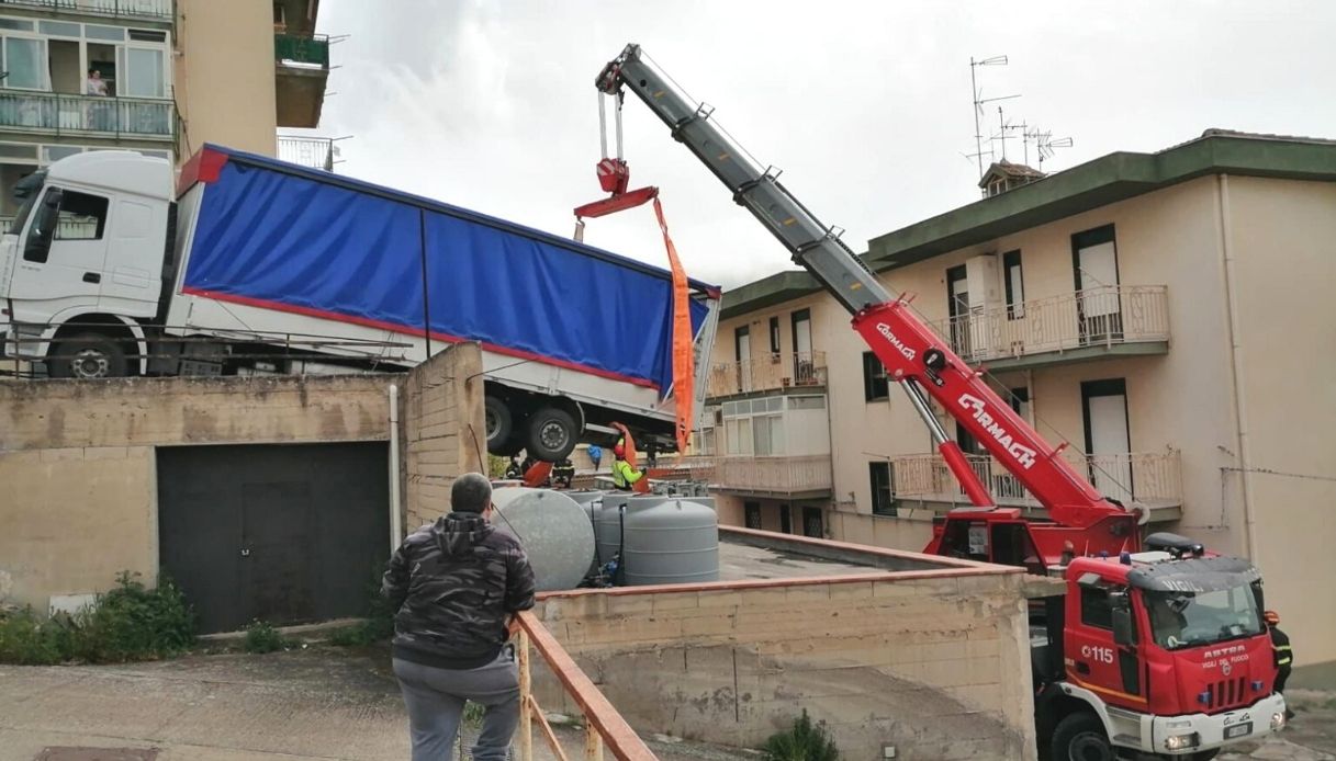 Tir in bilico su un tetto a Caccamo, le immagini