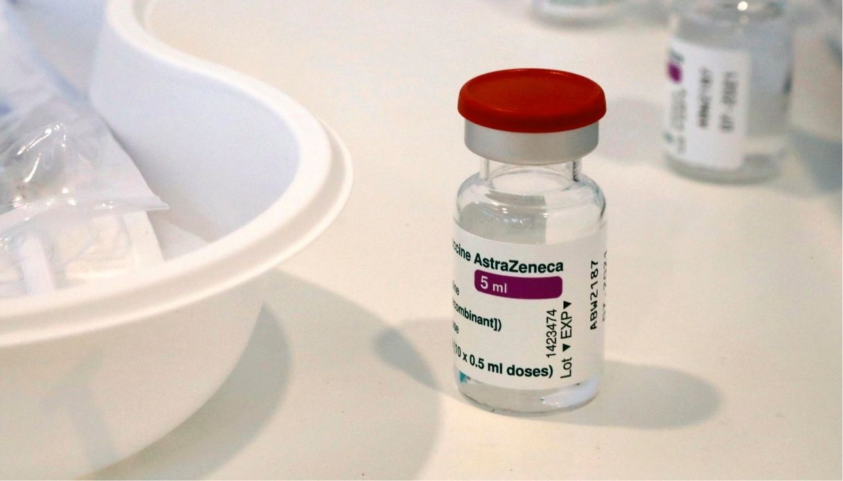Vaccino Vaxzevria, i benefici sono superiori ai rischi