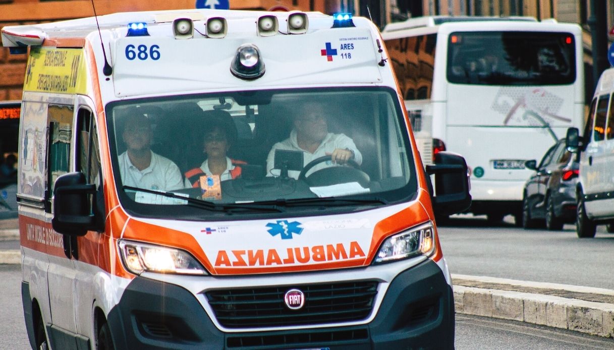 Roma 31enne Cade Da Ponte Garibaldi Per Scattare Selfie E Grave